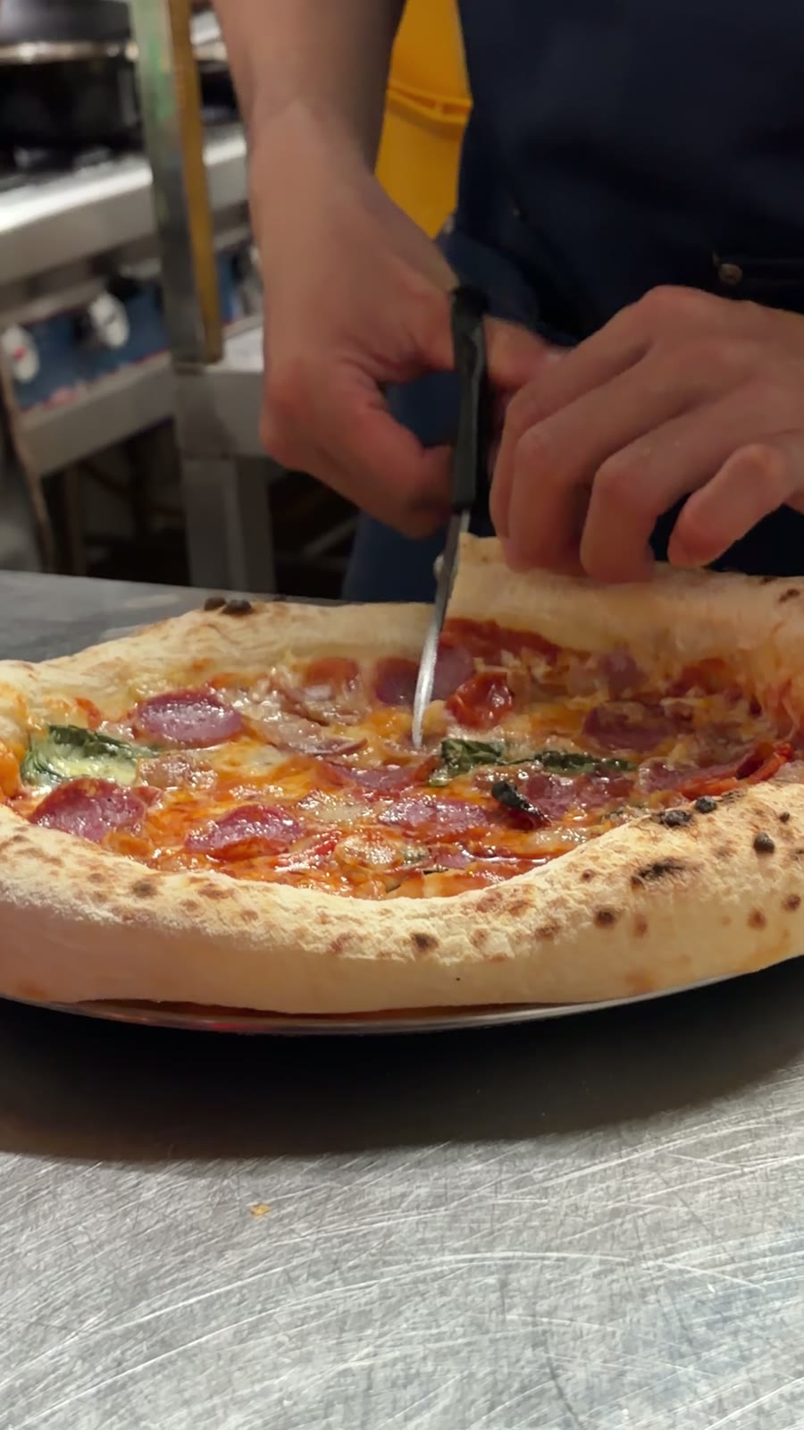 Chiếc pizza vừa ra lò được cắt ngay tại bàn