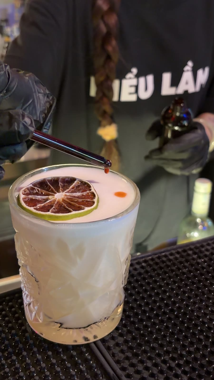 Ly cocktail trang trí lát cam khô