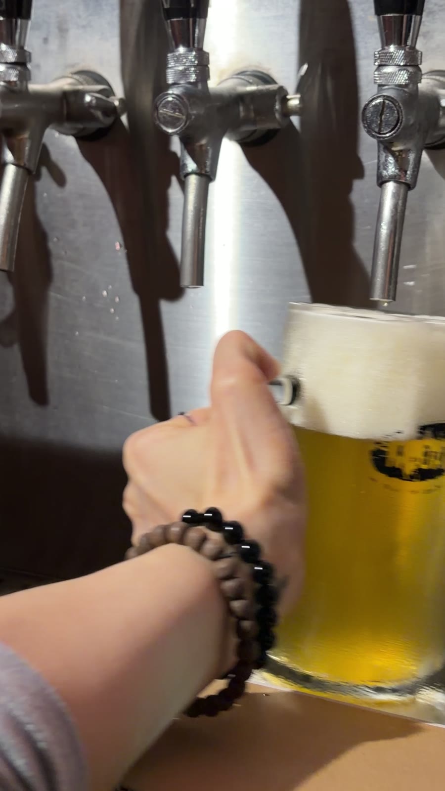 Vòi bia tươi ở quầy bar và ly bia vừa rót