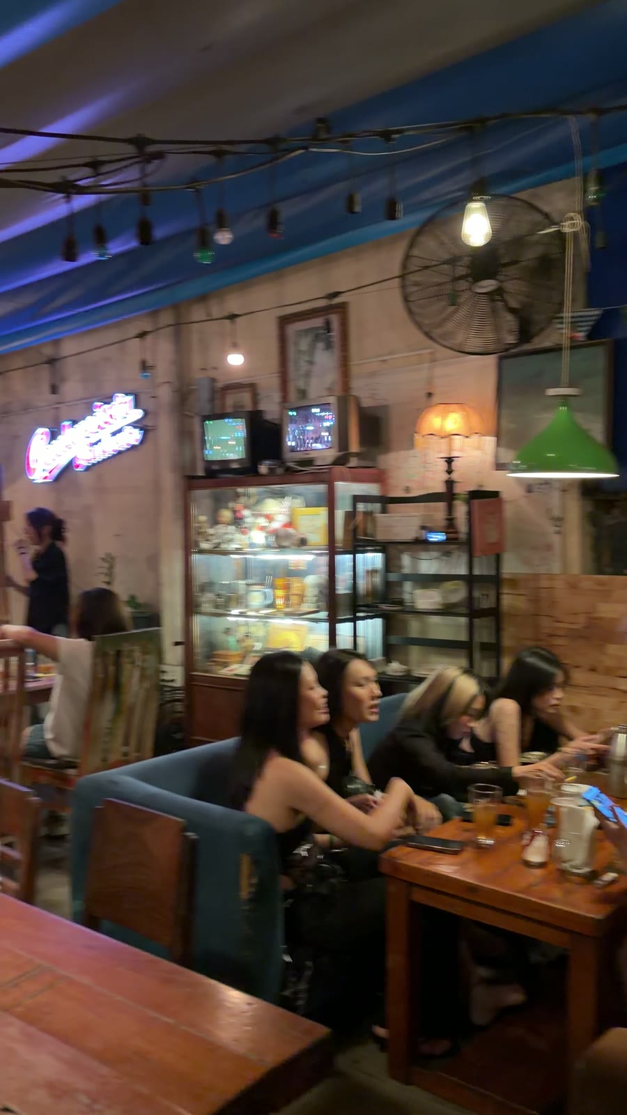 Góc ngồi ghế đệm bên trong quán