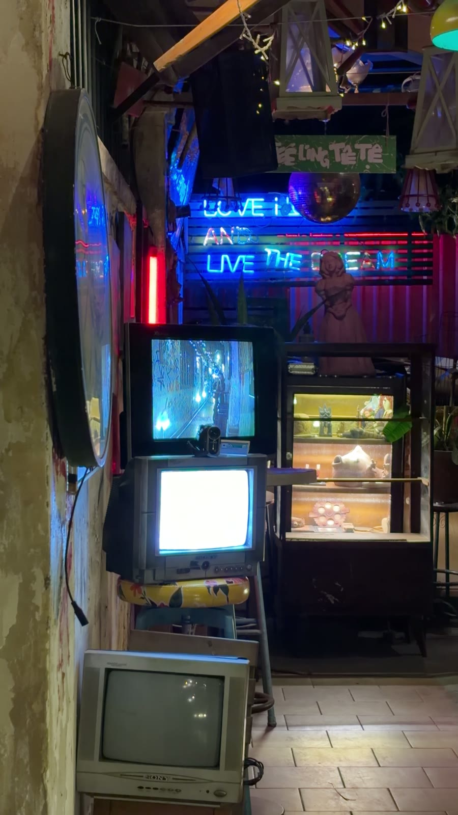 Góc decor với những chiếc tivi đèn hình và đèn neon