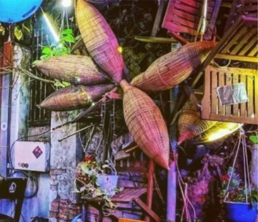Những chiếc đèn đan bằng nan tre và ghế gỗ ở góc quán, ảnh trong bài báo
